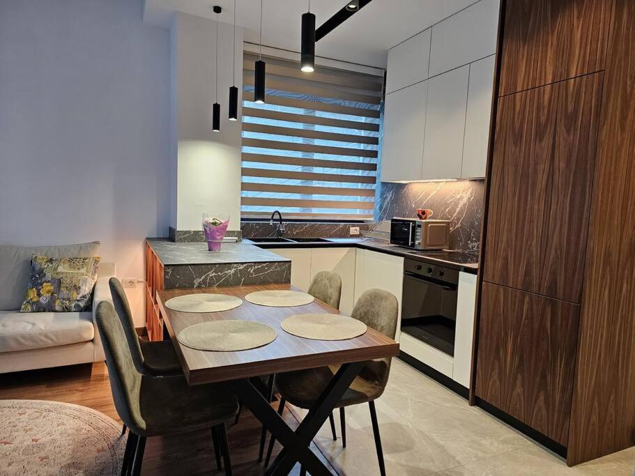Deluxe Flat With Garden_Tirana Apartment Екстериор снимка